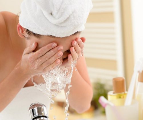 Cuidados essenciais com a pele propensa à acne
